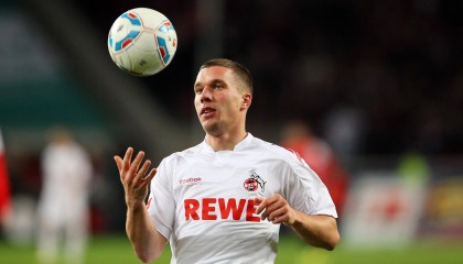 开云登录-英超裁判组引入语境回溯技术提升争议判罚沟通清晰度，英超联赛裁判